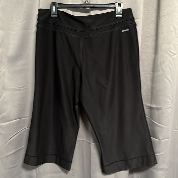 Nike Dri-Fit XL Black Wide Leg Capri - Picture 6 of 7